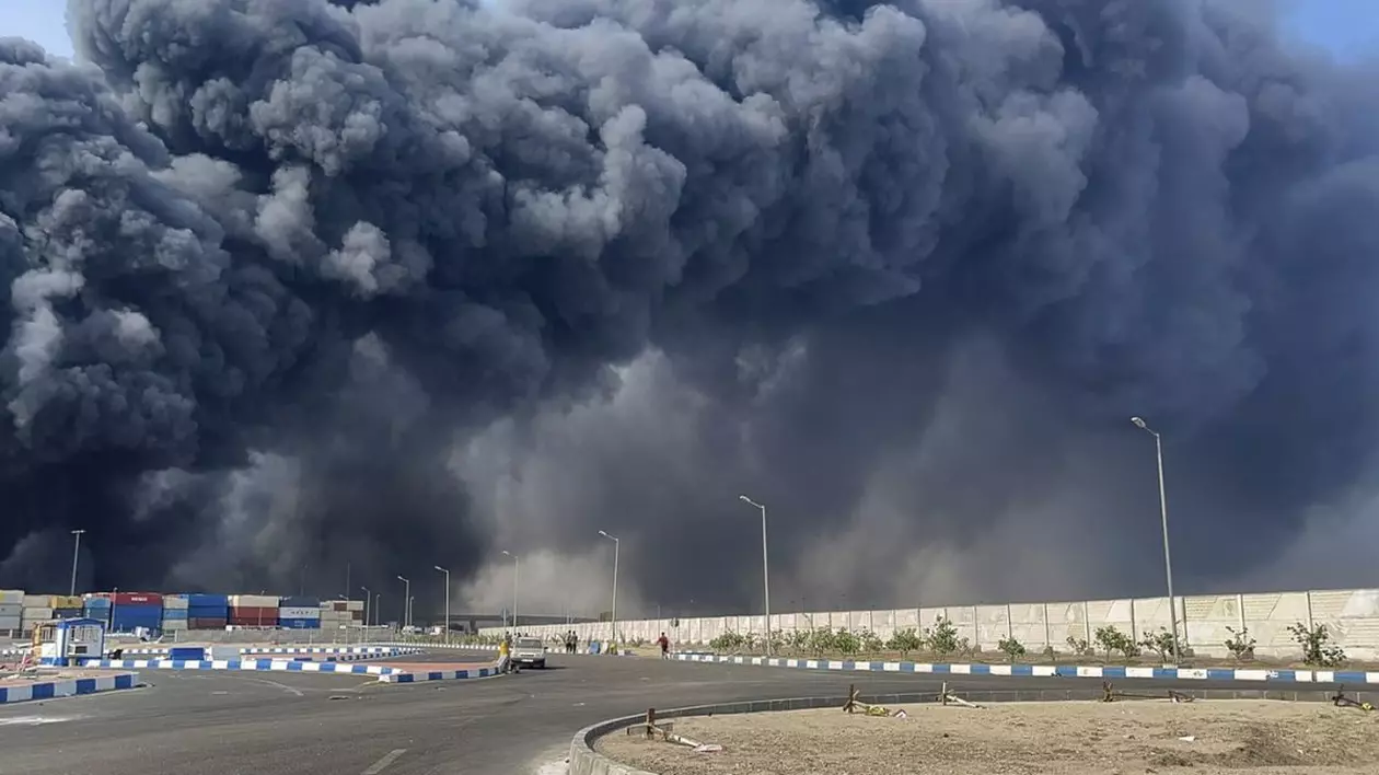 Un fum negru și dens se ridică pe cer după o explozie masivă care a zguduit un port din apropierea orașului portuar Bandar Abbas, din sudul Iranului, sâmbătă, 26 aprilie 2025.