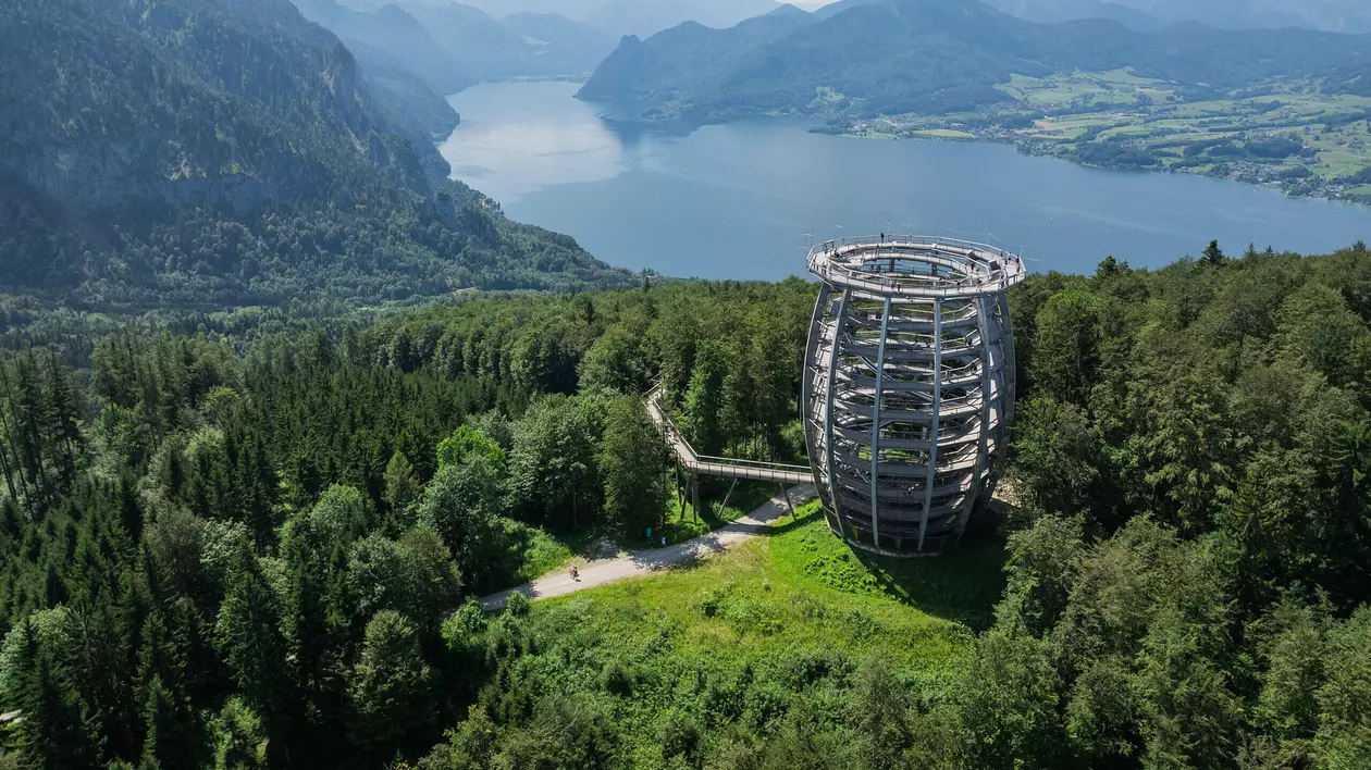 Imagine din stațiunea Grunberg, munți și un lac pe fundal
