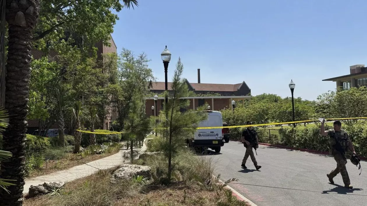 Mai multe mașini de patrulare, inclusiv o dubă de criminalistică, au ajuns în fața clădirii sindicatelor studențești a Universității de Stat din Florida, locul unei împușcături, joi, 17 aprilie 2025, în Tallahassee, Florida.