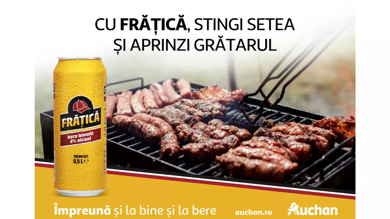 Berea Fratica intr-un ambalaj galben in fata unui gratar pe care se afla la facut bucati de carne, mici si carnati. Pe imagine scrie: Cu Fratica stigi setea si aprinzi gratarul. Impreuna si la bine si la o bere