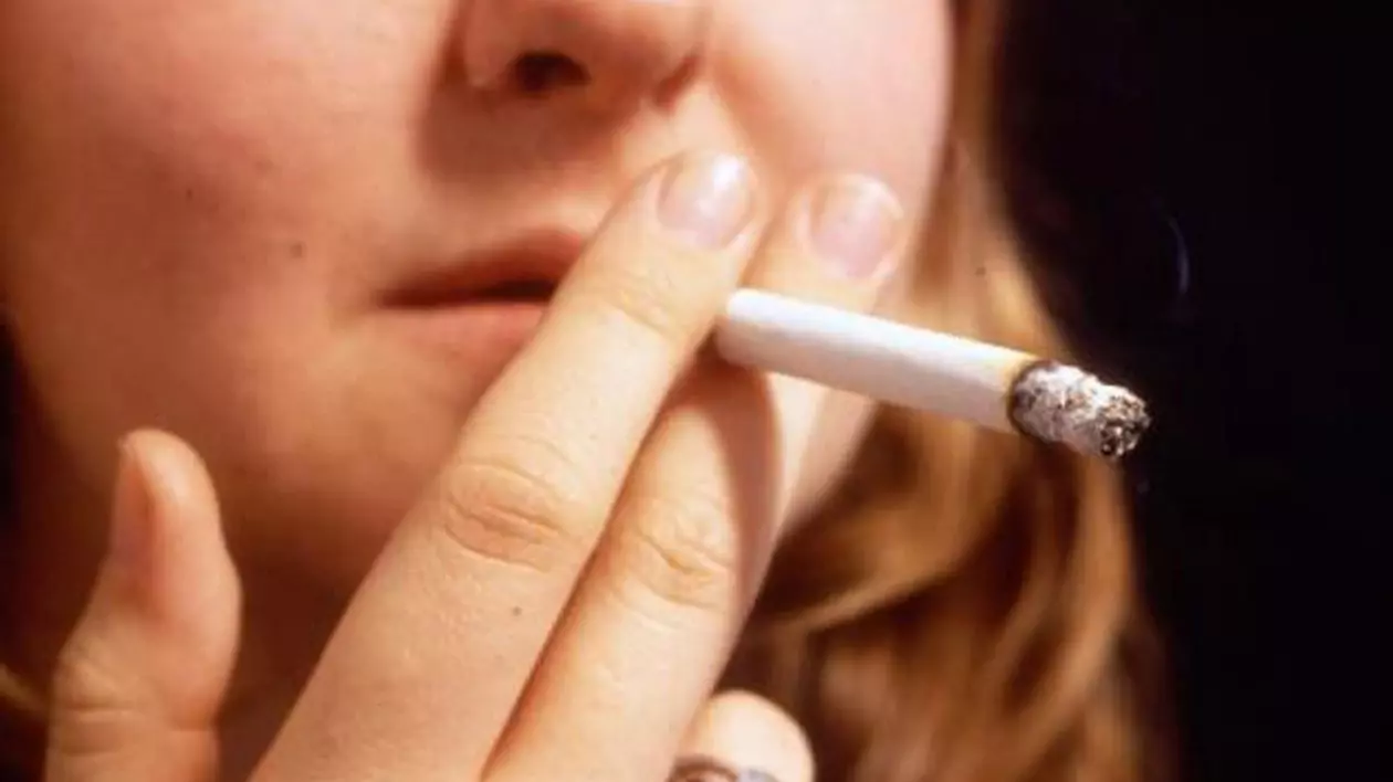Femeie surprinsă în timp ce fumează
