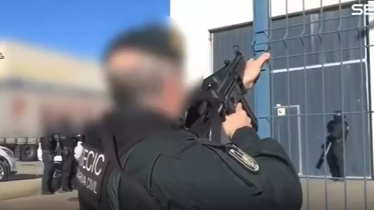 Garda Civilă din Zaragoza, înarmați până în dinți la poarta depozitului unde se ascundeau trei români care furau camioane cu tot cu marfă, 16 aprilie 2025