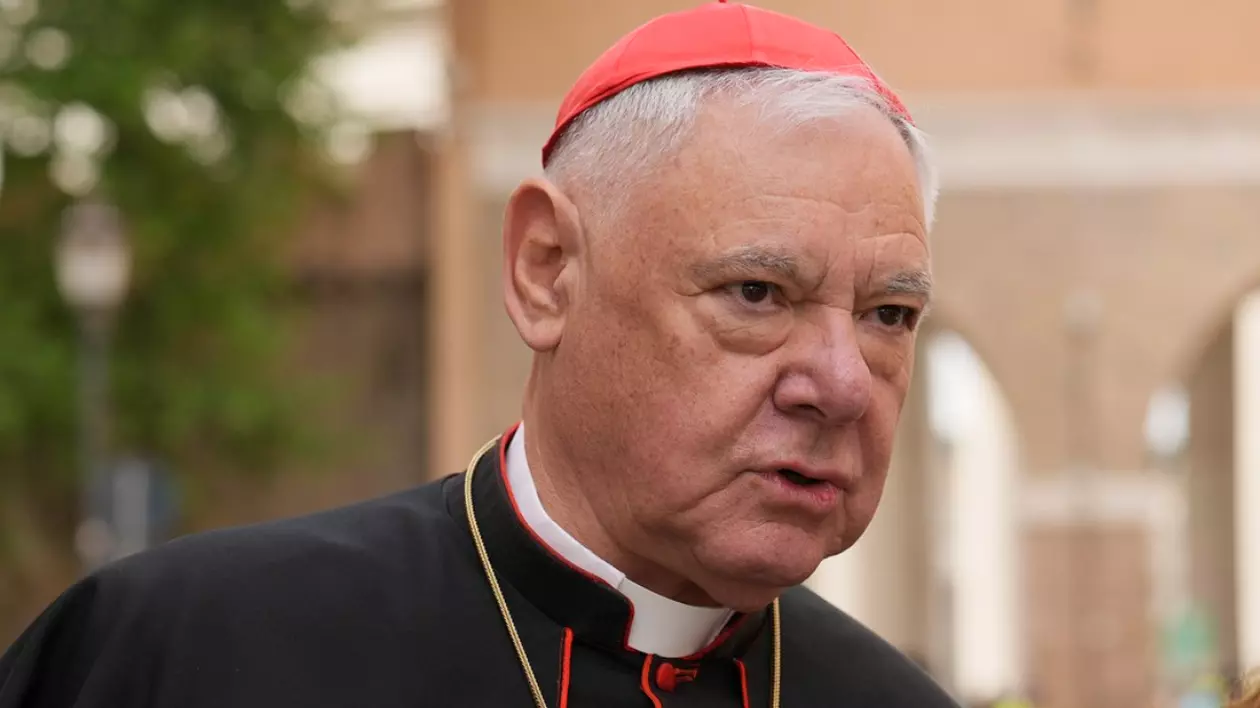 Imaginea îl înfățișează pe un cardinal al Bisericii Catolice, aflat în aer liber, în apropierea unei clădiri de arhitectură clasică. Acesta poartă zucchetto de culoare roșie și ținută neagră