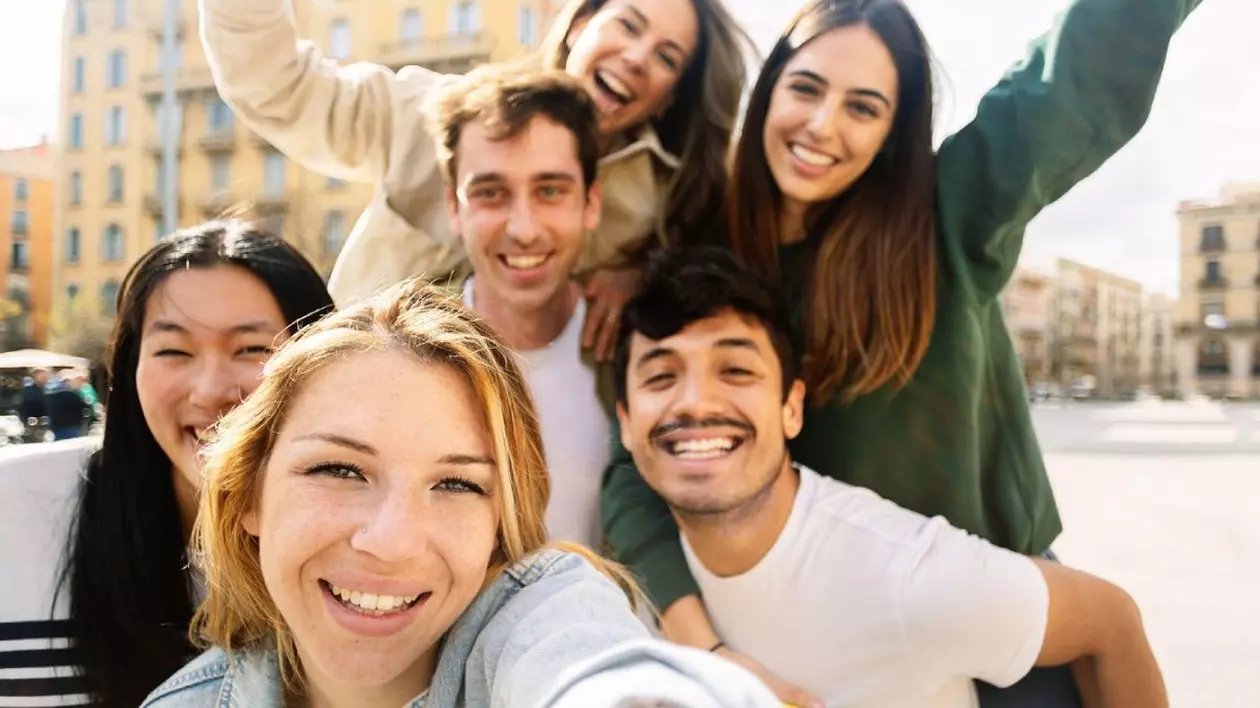 Grup tânăr de oameni fericiți care fac portrete selfie în aer liber