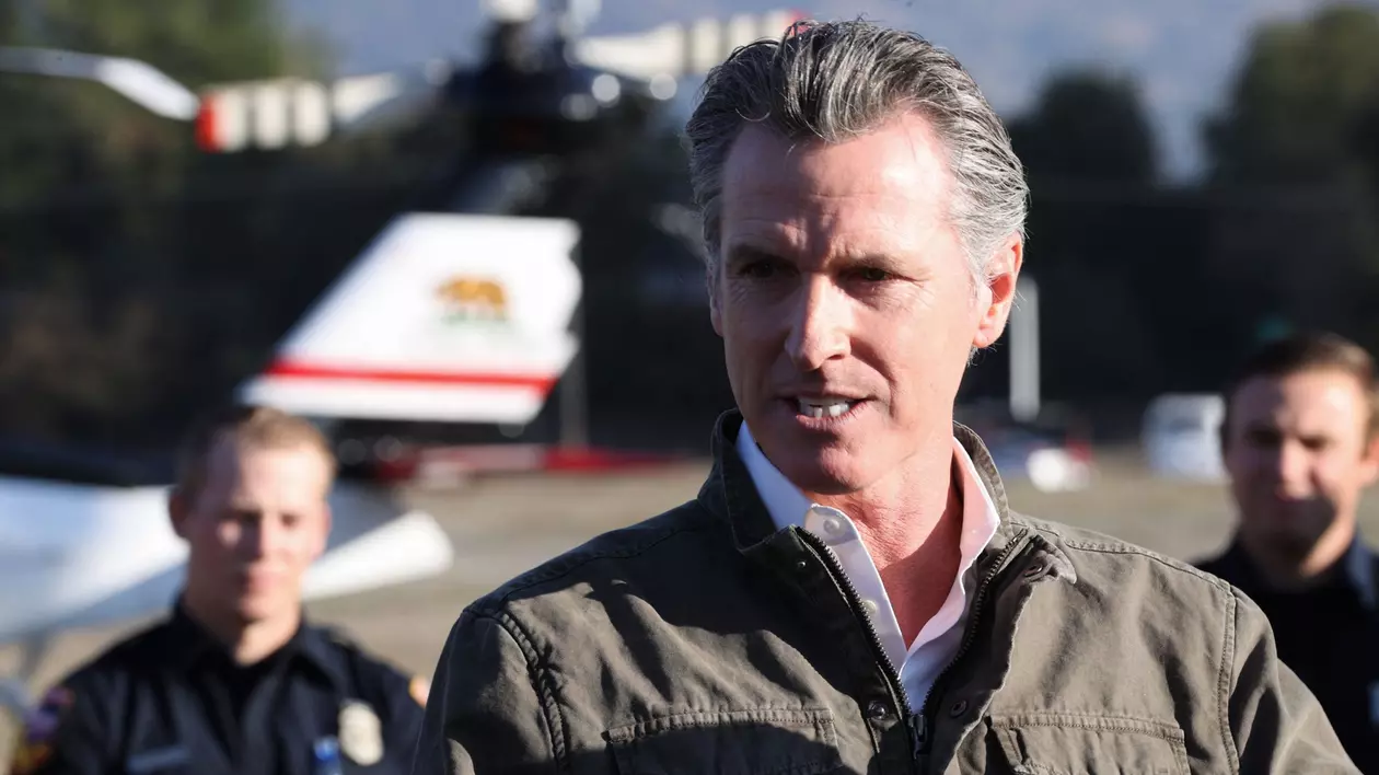 Guvernatorul Californiei Gavin Newsom, într-o cămașă verde închis
