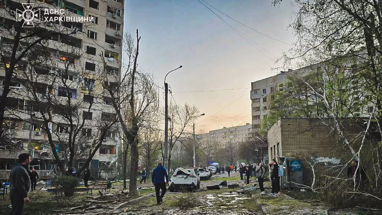 Blocuri distruse în Harkov după un atac cu rachete al Rusiei. Mașini avariate, oameni care merg cu capul plecat