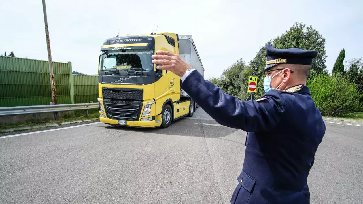 Un polițist italian oprește un TIR pentru control