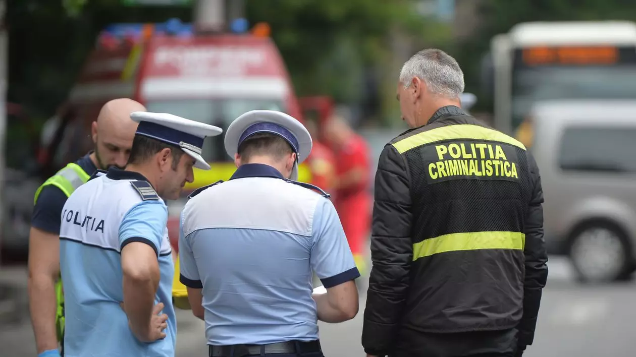 polițiștii în stradă, efectuând cercetareaa la fața locului