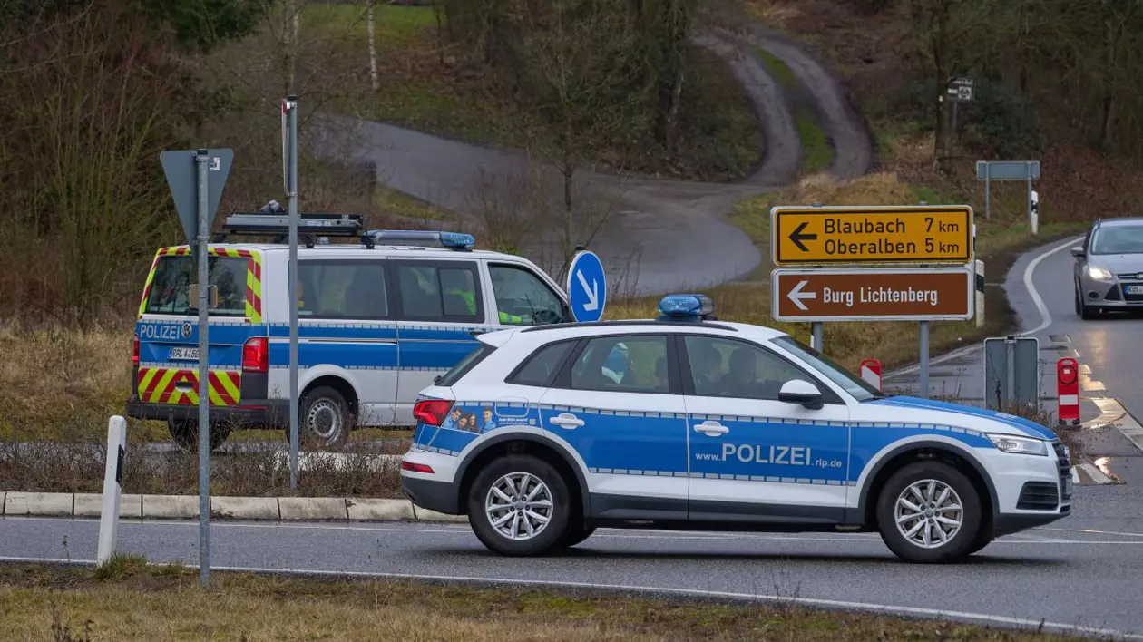 Un român a schimbat locul la volan cu șoferița, în mers și când avea viteză, ca să scape de poliție, în Elveția