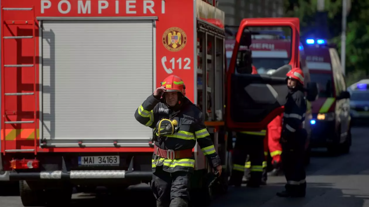 Pompieri participa la o interventie in cazul unui incident