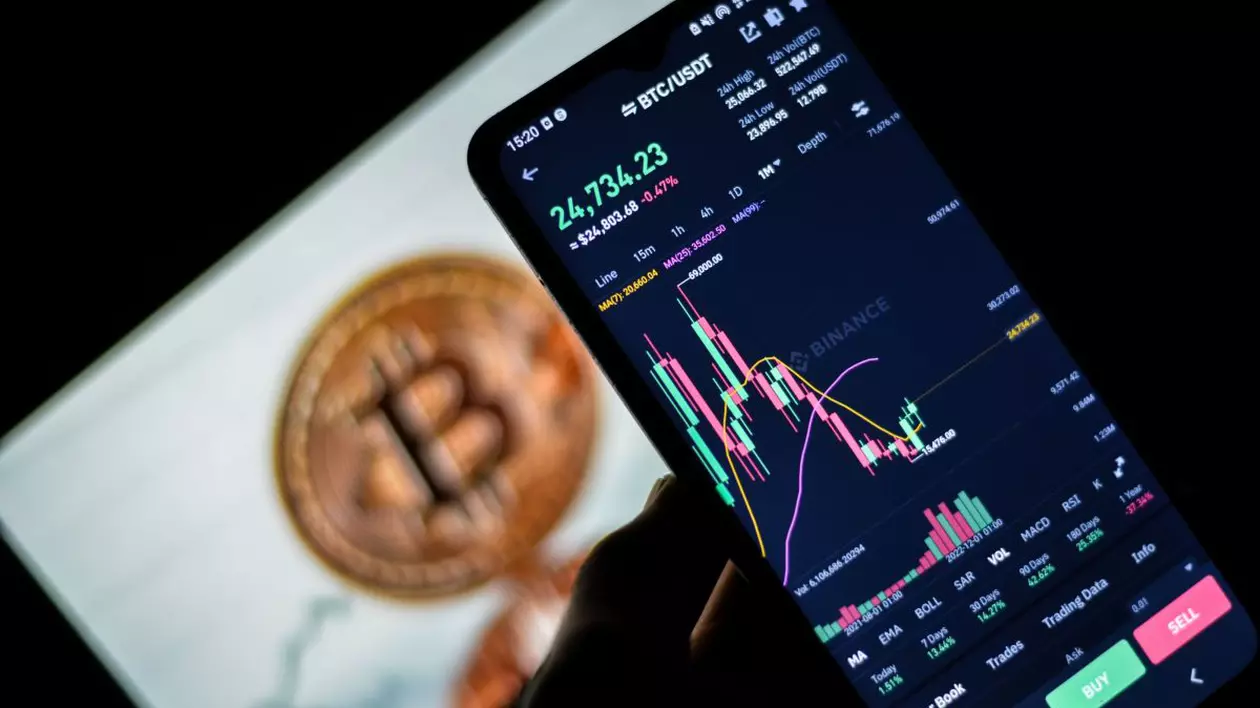 Un smartphone lângă reprezentarea criptomonedei bitcoin (BTC)