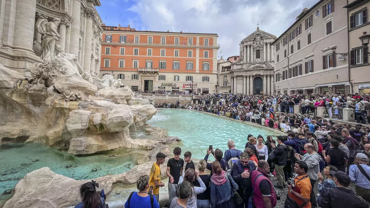 Vedere generală a Fântânii Trevi din Roma