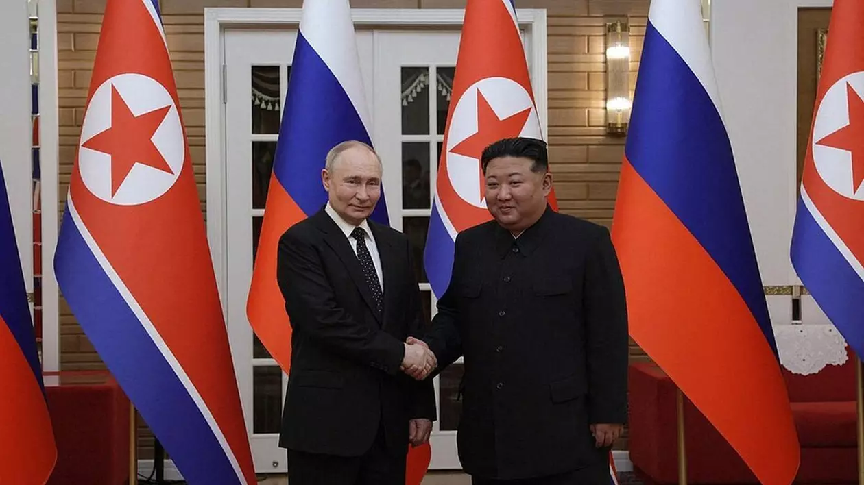 Președintele rus Vladimir Putin (stânga) dă mâna cu liderul nord-coreean, Kim Jong-un