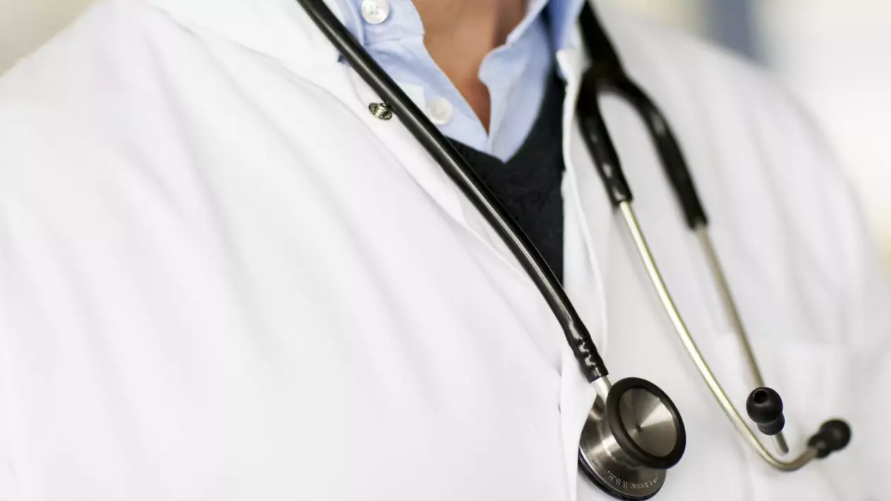 Un medic purtând un stetoscop