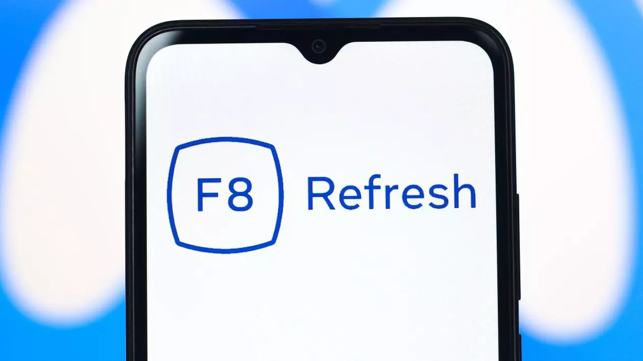 Imagine cu sigla Facebook F8 Refresh afișată pe ecranul unui smartphone