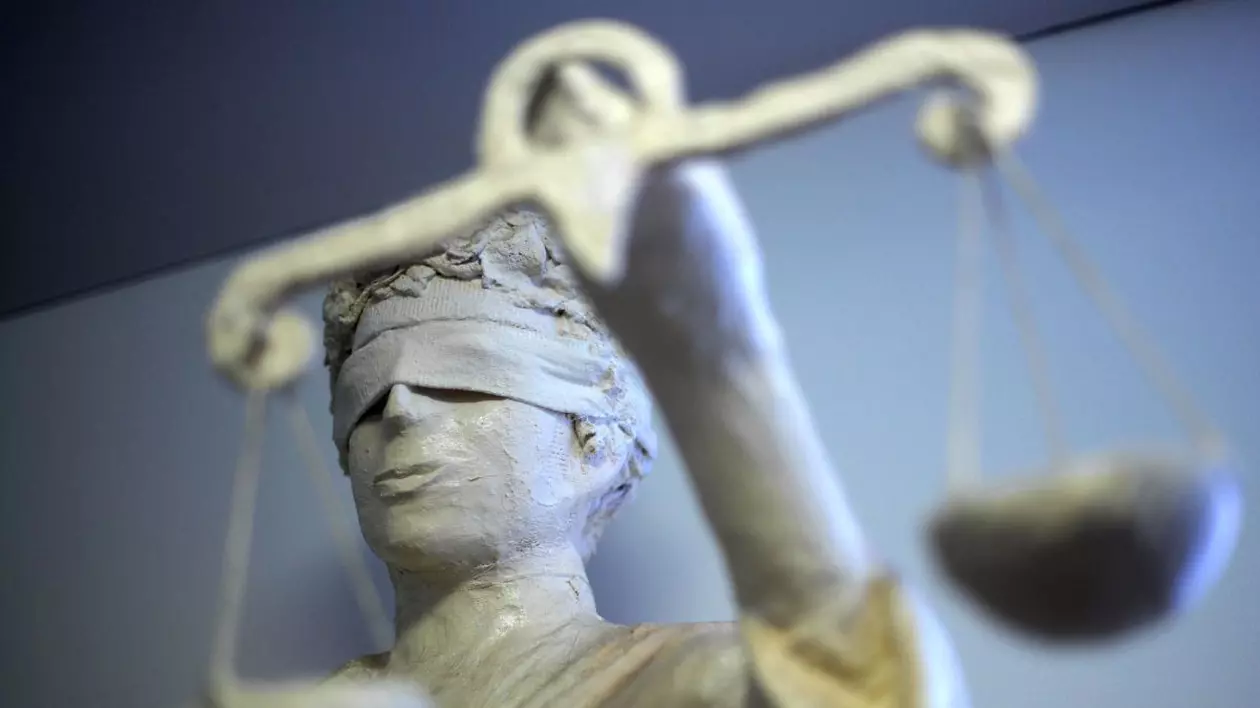 Statuia Justiției într-o instanță locală