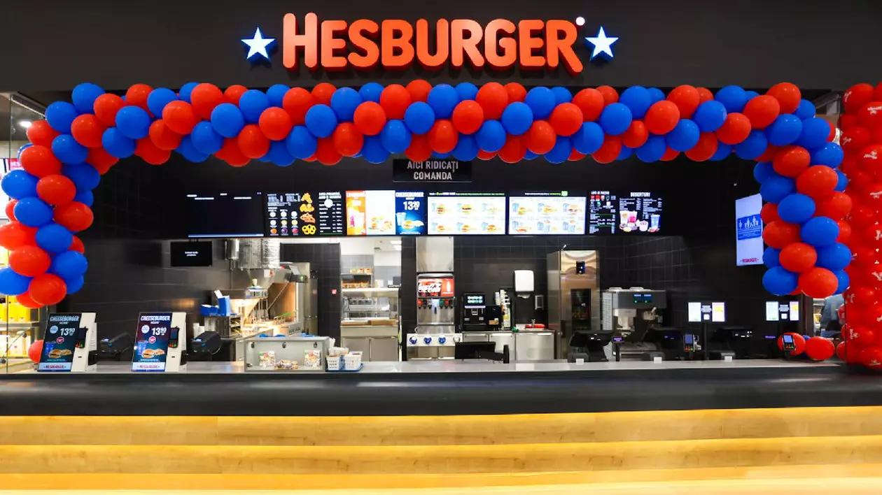 Fast food-ul Hesburger, deschidere, decorat cu o ghirlandă de baloane roșii și albastre
