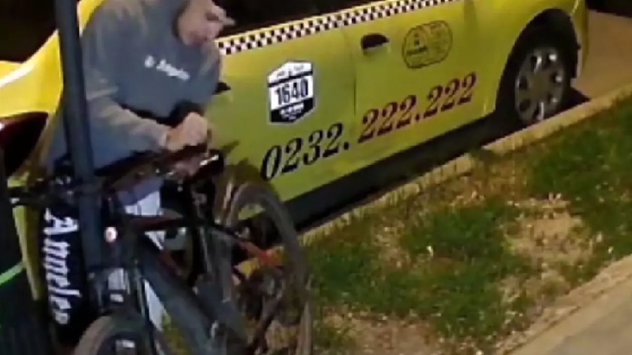 Un hoț din Iași s-a chinuit o oră și jumătate să fure o bicicletă legată de un stâlp. Ce nu a observat însă acesta