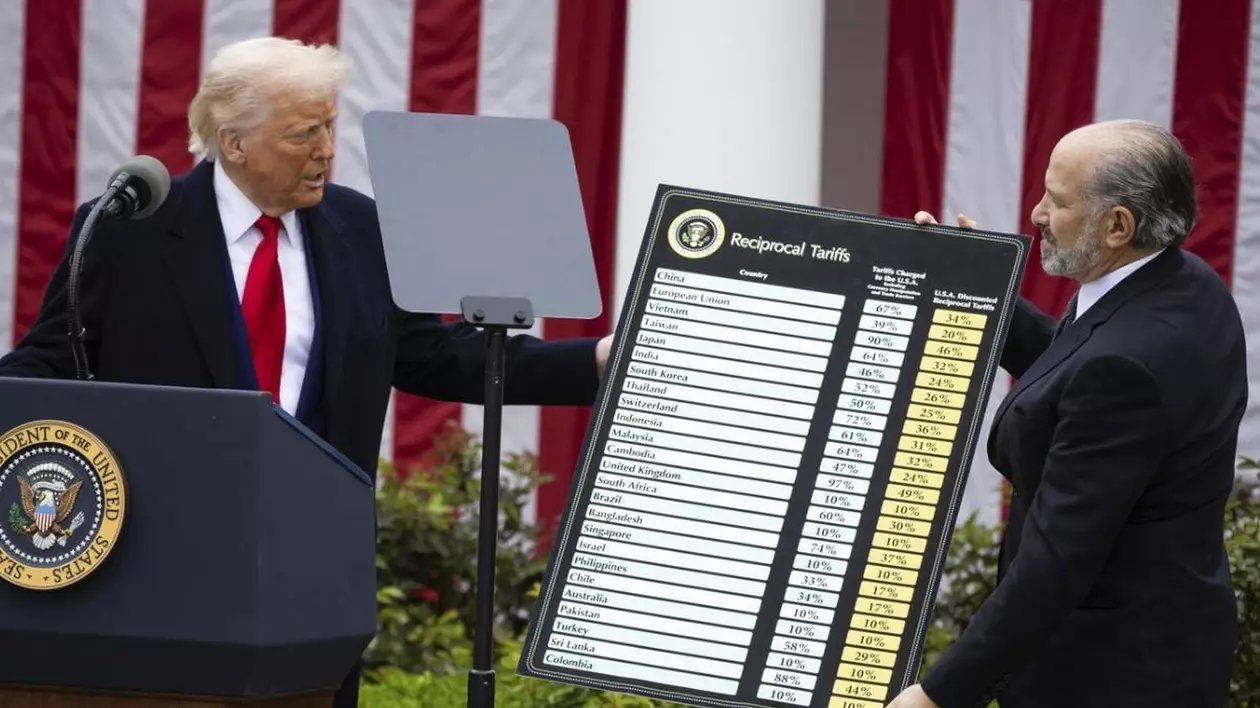 Donald Trump prezintă un tabel cu tarife pe care le-a impus, apoi le-a suspendat parțial împotriva a zeci de țări. Imagine cu caracter ilustrativ Foto: Profimedia