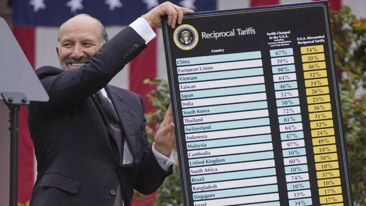 Secretarul pentru Comerț Howard Lutnick ține un grafic în timp ce președintele Donald Trump vorbește în timpul unui eveniment de anunțare a noilor tarife în Grădina de Trandafiri de la Casa Albă, miercuri, 2 aprilie 2025, la Washington.