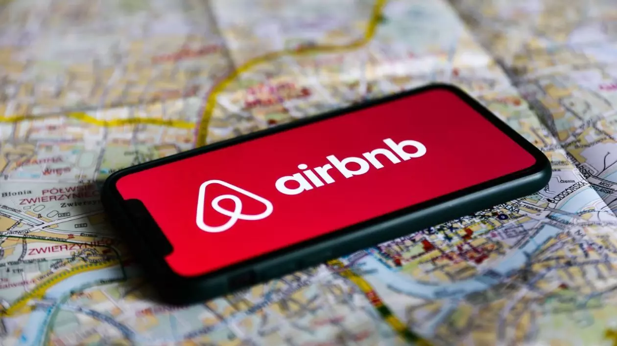 Imagine ilustrativă pentru călătorii prin Airbnb, cu o hartă a lumii pe care este asezat logo roșu Airbnb