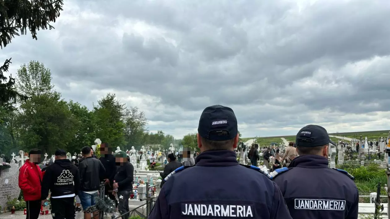Jandarmii au dat amenzi după ce s-au încins grătarele de Paștele Blajinilor într-un cimitir din Botoșani