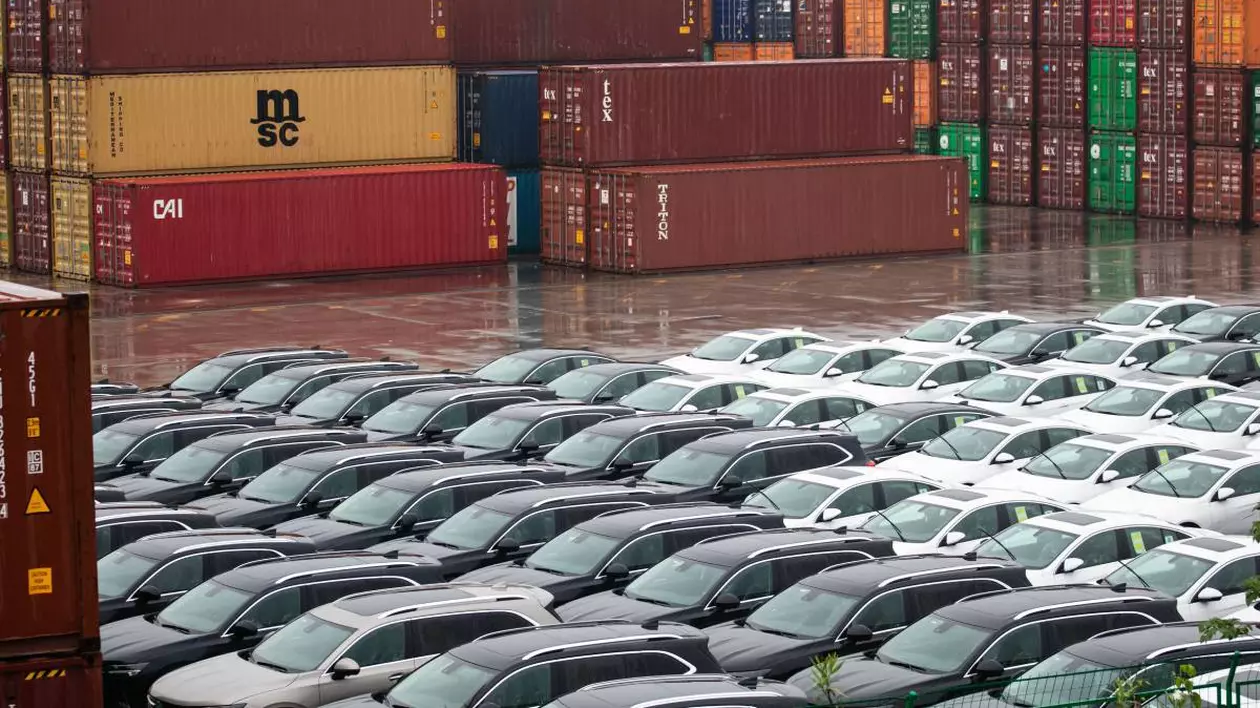 containere si mai multe masini in timpul unui transport maritim