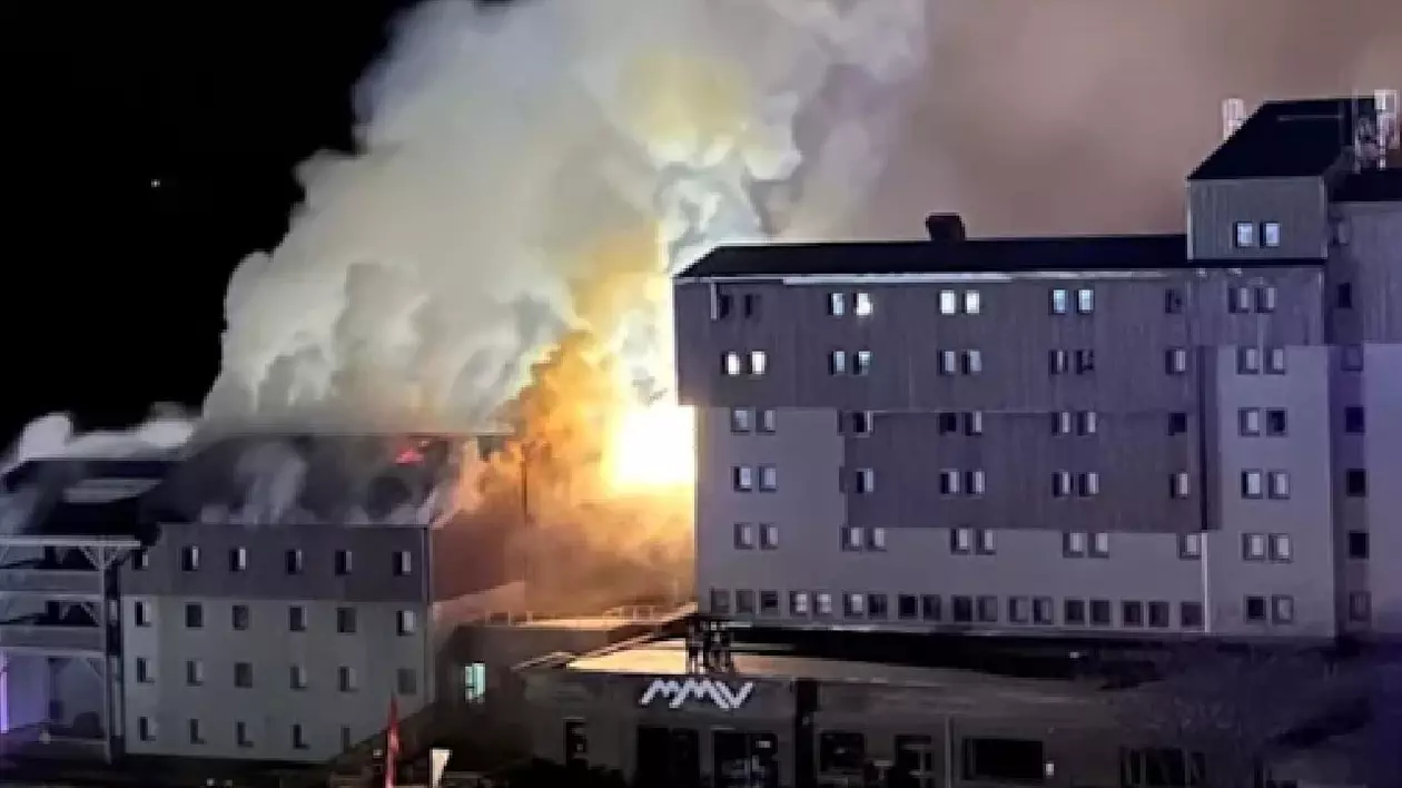 428 de turiști au fost evacuați dintr-un hotel în flăcări din Alpii francezi: „Vă rugăm să donați haine, au rămas în pijamale”