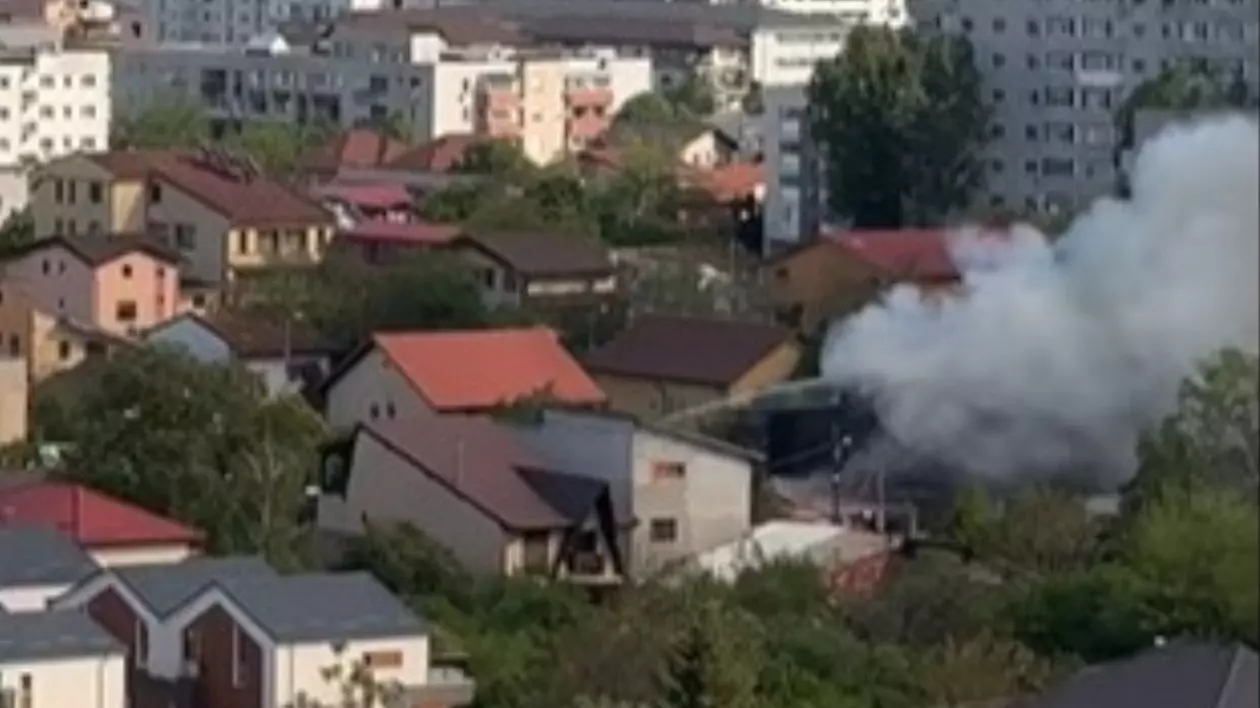 Incendiu violent lângă Auchan Titan: Casă și garaj cuprinse de flăcări în Sectorul 3 al Capitalei I VIDEO