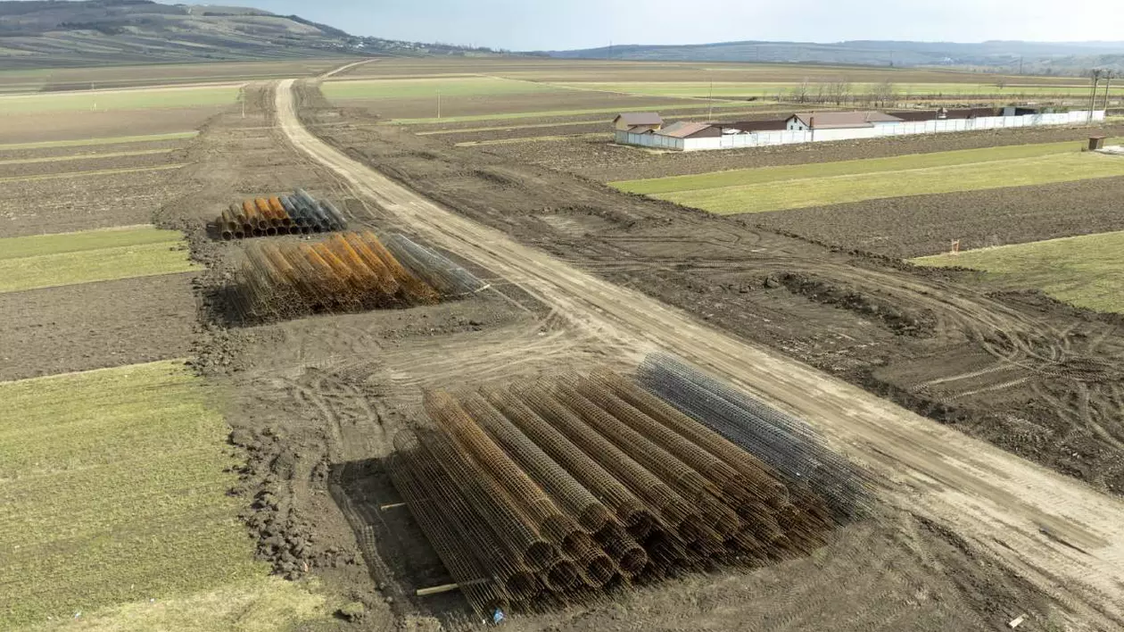 Un drum de pământ proaspăt trasat, santier de construcție al unei autostrazi