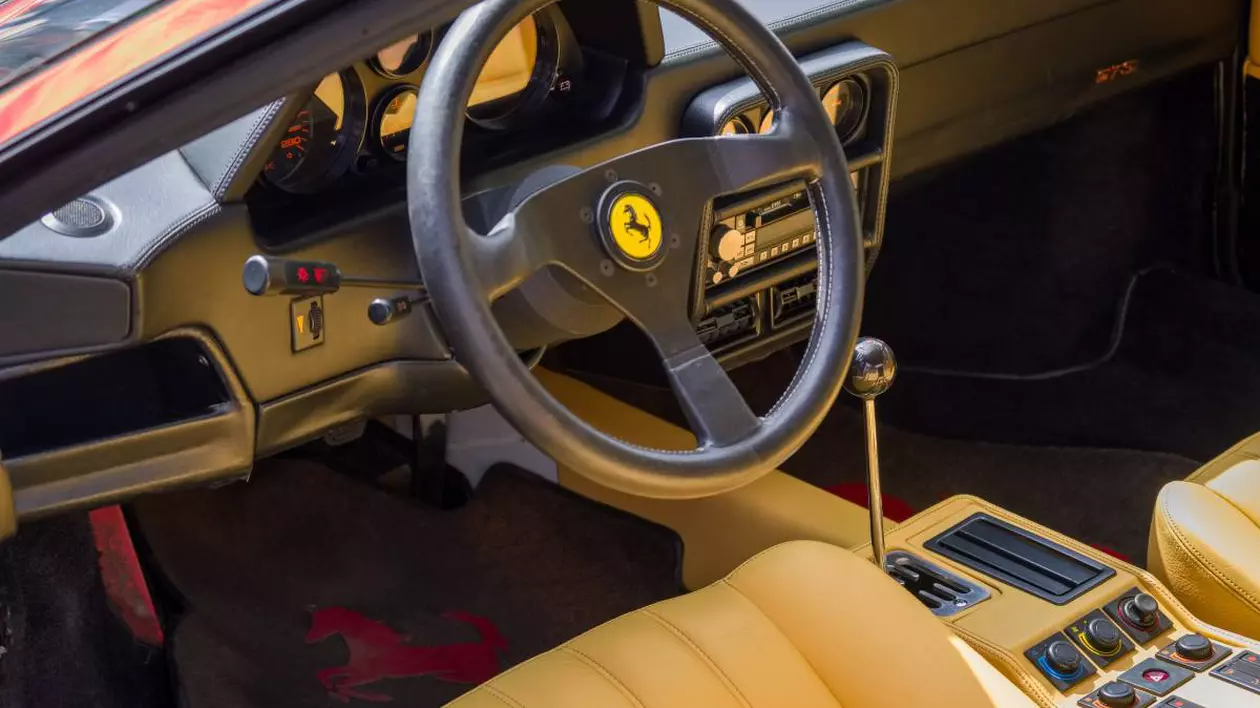 interiorul unei masini de colectie ferrari, se observa tapiteria de culoare crem