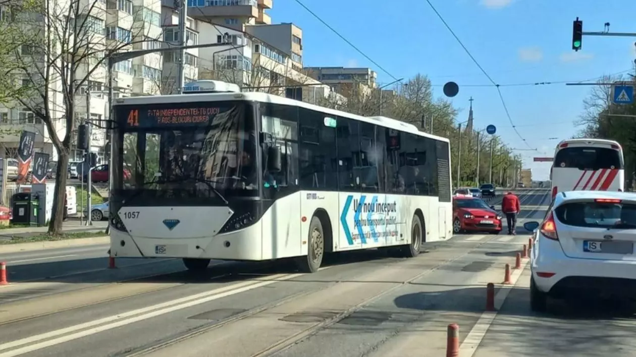 Intersecția din Iași care a ajuns coșmarul șoferilor de autobuz: „Riști să faci accident, fără să fii vinovat”