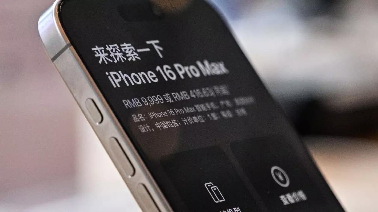 Un iPhone 16 Pro Max expus la vânzare într-un magazin din China.
