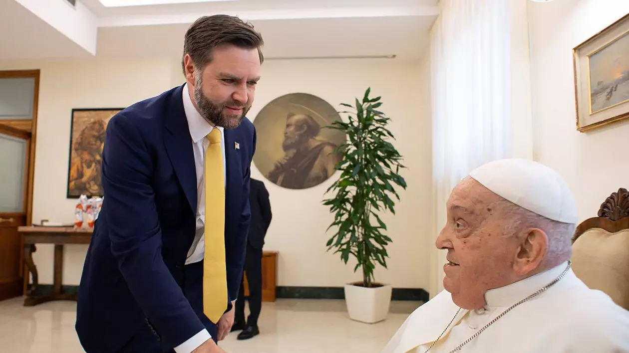 JD Vance, în picioare, dă mâna cu Papa Francisc, aflat într-un cărucior, la Vatican
