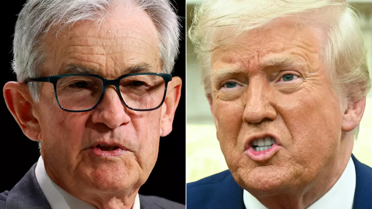 În stânga este Jerome Powell, în sacou negru și cămașă albă, iar în dreapta este Donald Trump, în sacou albastru închis, cămașă albă și cravată roșie