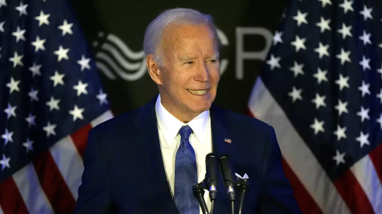 Joe Biden cu două steaguri ale Americii