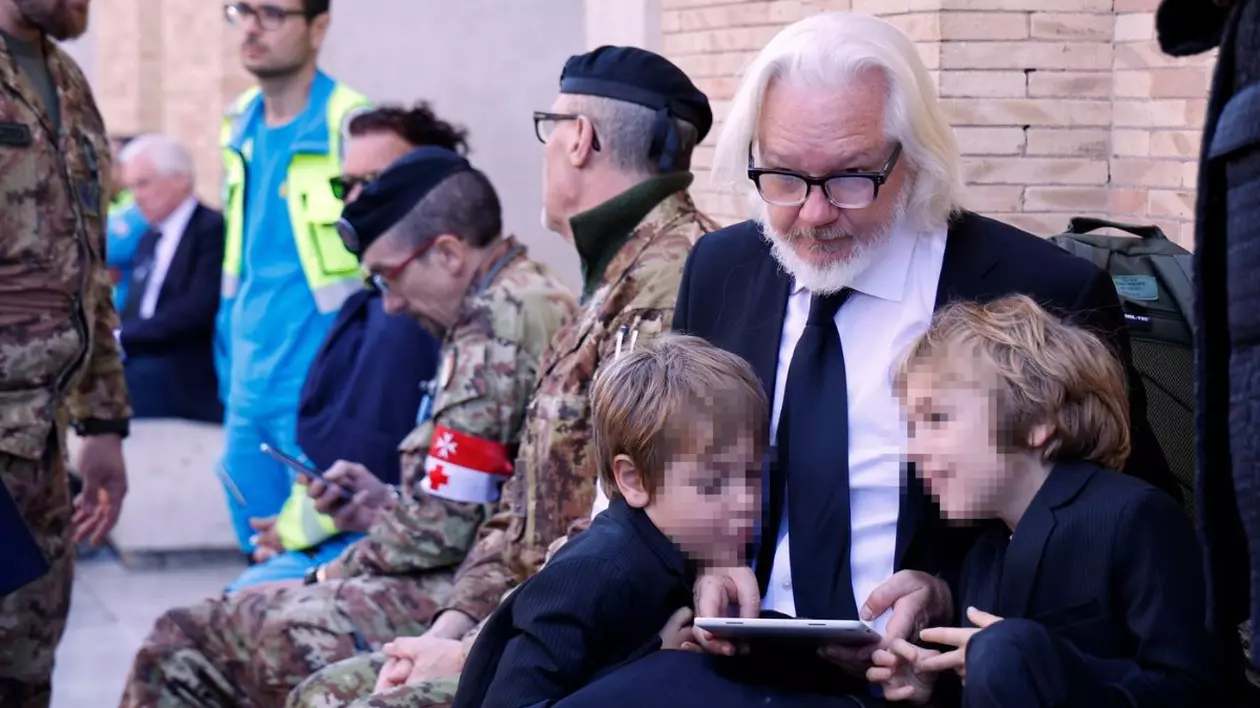 Julian Assange împreună cu fii săi în timpul slujbei funerare a Papei Francisc, Vatican, 26 aprilie 2025 Slujba funerară a Papei Francisc, Vatican