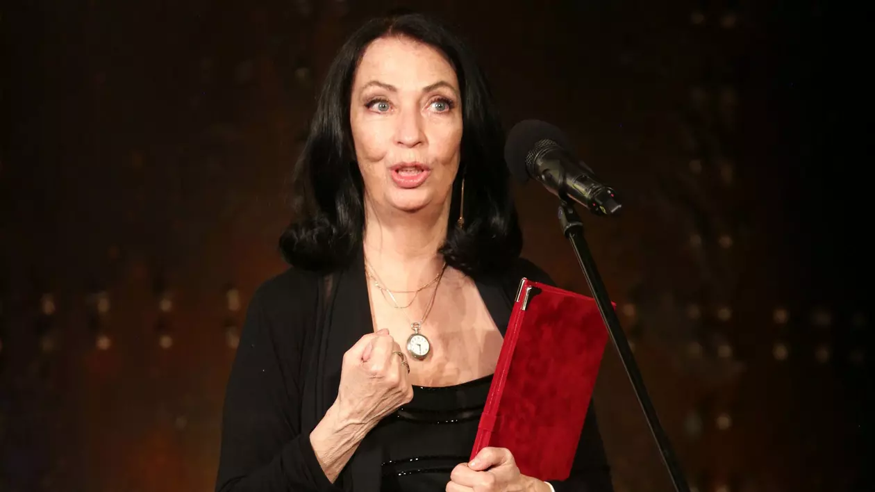 Julieta-Szonyi la Gala Premiilor UCIN 2020, la Teatrul National București. Este îmbrăcată în negru