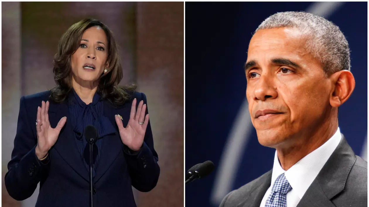 În stânga este Kamala Harris, îmbrăcată într-un costum albastru închis, în timp ce vorbește la microfon. În partea dreaptă este Barack Obama, îmbrăcat în sacou, în fața unui microfon