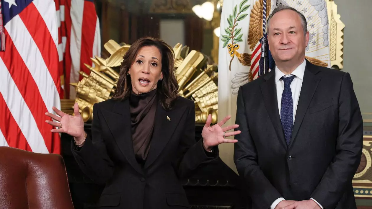 Vicepreședintele Kamala Harris se adresează personalului său și presei în timp ce ia parte la o ceremonie de semnare a unui birou la Eisenhower Executive Office Building joi, 16 ianuarie 2025, în Washington DC. Alături de Doug Emhoff, al doilea gentleman, vicepreședintele Kamala Harris ia parte la o ceremonie care a fost observată încă din timpul administrației Ford, dar care datează de fapt din anii 1940. Biroul conține, de asemenea, semnăturile președinților Truman, Eisenhower și Johnson.