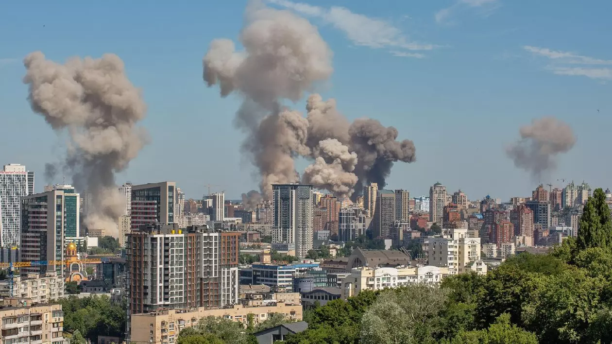 Kiev, Ucraina, 8 iulie 2024: Fumul gros de la incendii se ridică deasupra centrului orașului după un atac cu rachete rusești. Război în Ucraina.