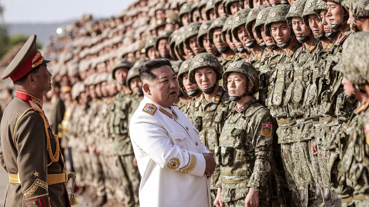 Fotografie furnizată de agenția de presă de stat nord-coreeană (KCNA) la 29 aprilie 2022 îl arată pe liderul nord-coreean Kim Jong-un, purtând o uniformă albă de mareșal, stând în fața soldaților.