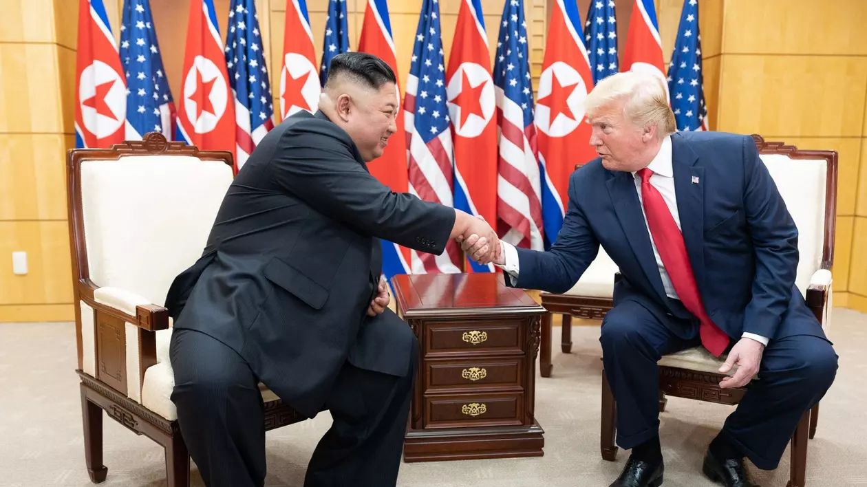 Kim Jong-un (stânga) și Donald Trump în timpul unui summit în zona demilitarizată din Peninsula Coreeană, în vara anului 2019 Foto: Hepta