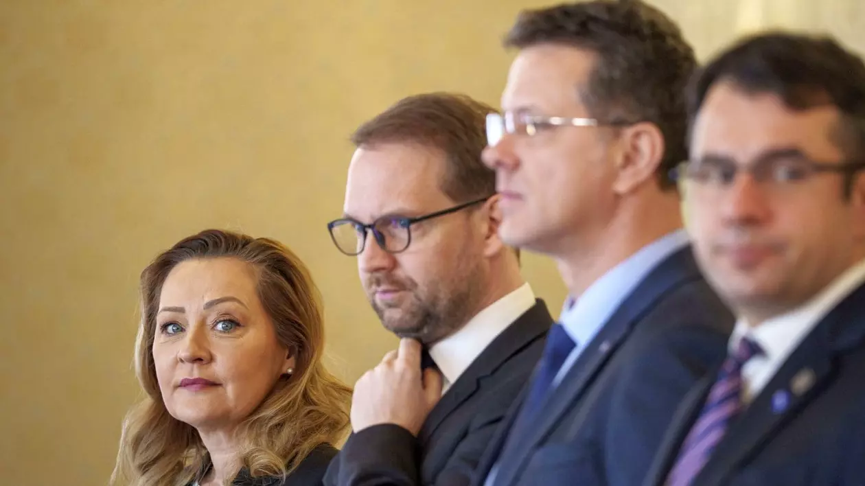 Elena Lasconi a fost trădată de cei mai fideli colaboratori, Dominic Fritz și Ionuț Moșteanu. Foto: Hepta