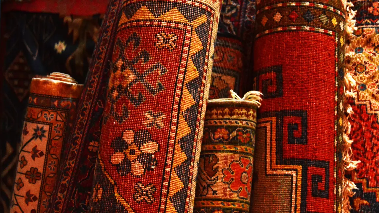 Covor rosu cu model tribal in portocaliu si maro si franjuri albe