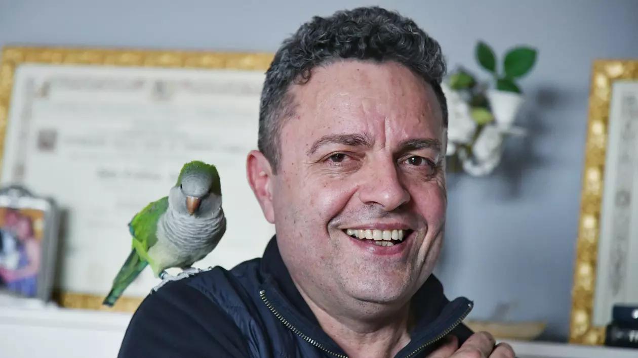 Liviu Anghel, 59 ani, e stabilit cu familia în San Marino, din 1997. A lucrat la hotelul „Intercontinental” înainte de Revoluție, a gestionat barul de noapte după 1989