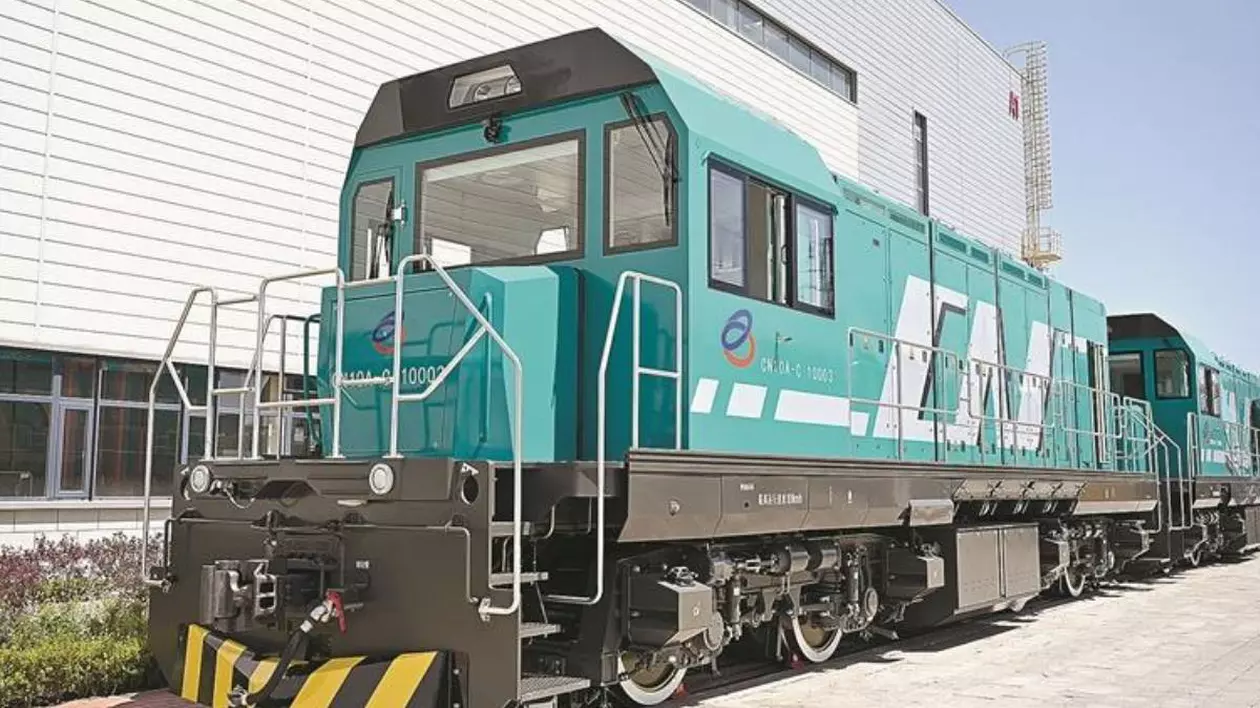 Locomotivă electrică în China de culoare turcoaz cu înscrisuri albe