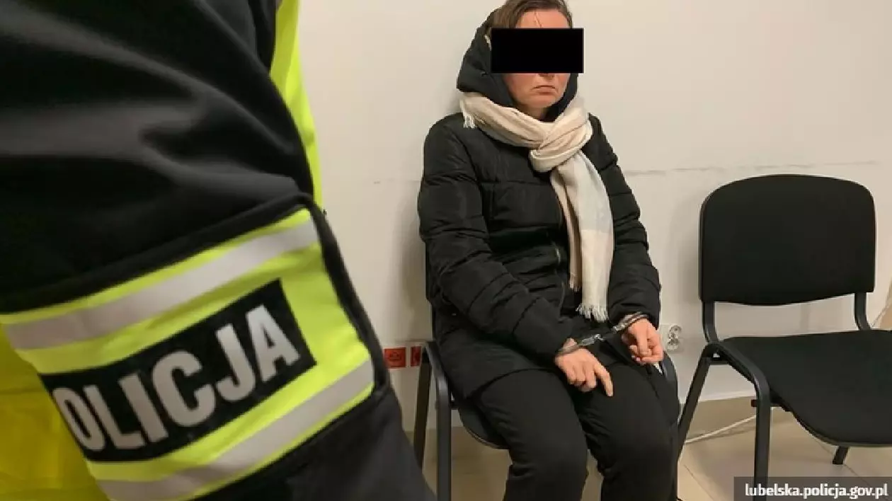 O mamă își tortura fiica de 9 ani pentru a încasa banii de tratament, în Polonia. Ce pedeapsă riscă