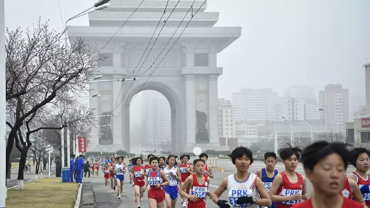 Participanții iau parte la cea de-a 31-a ediție a Maratonului Internațional Pyongyang din Pyongyang, la 6 aprilie 2025, ca parte a sărbătorilor care marchează nașterea liderului fondator al Coreei de Nord, Kim Il Sung, în 1912. Ultima ediție a Maratonului Pyongyang a avut loc în 2019, înainte de pandemie, în timpul căreia statul înarmat nuclear și-a închis granițele în încercarea de a stăpâni virusul.
