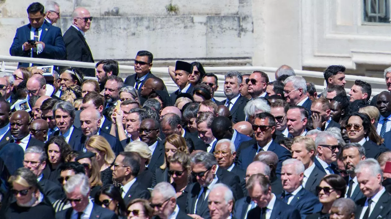 Poză cu Marcel Ciolacu în mulțimea de oameni care a participat la funeraliile Papei Francisc, desfășurate la Vatican pe 26 aprilie 2025.